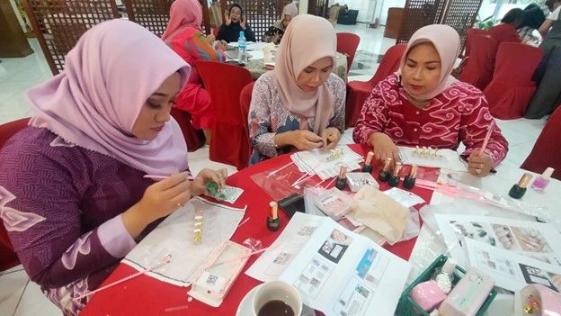 Peserta pelatihan praktek nail art didampingi langsung tim dosen Universitas Negeri Surabaya (UNESA)