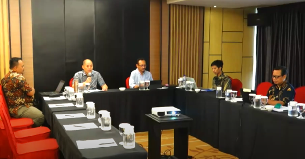 Wakil Rektor IV (tengah), Direktur TIK dan Kerja Sama (paling kanan), Direktur CI UNESA (paling kiri) dan jajaran pengurus CI UNESA meeting dengan jajaran pimpinan CI dan CCNU Tiongkok. 