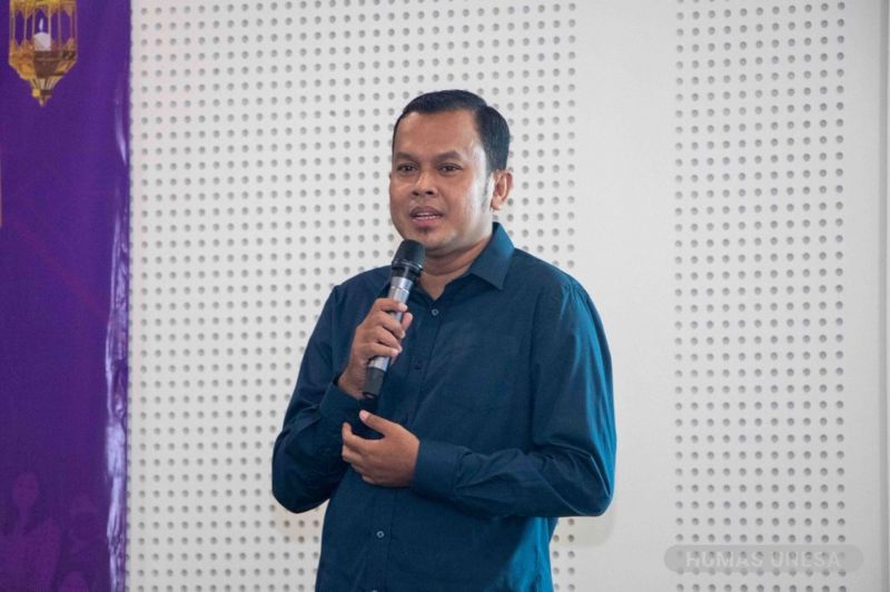 Dosen Universitas Negeri Surabaya, Agung Setiawan, S.Pd., M.Pd, memaparkan tentang UNESA Career Center dan pentingnya tracer study di harapan keluarga besar Fakultas Psikologi.