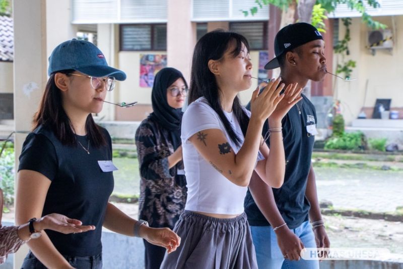 Mahasiswa BIPA UNESA beradu cepat balap kelereng dalam kegiatan Cinta Indonesia di FBS Kampus 2 Lidah Wetan, Surabaya.