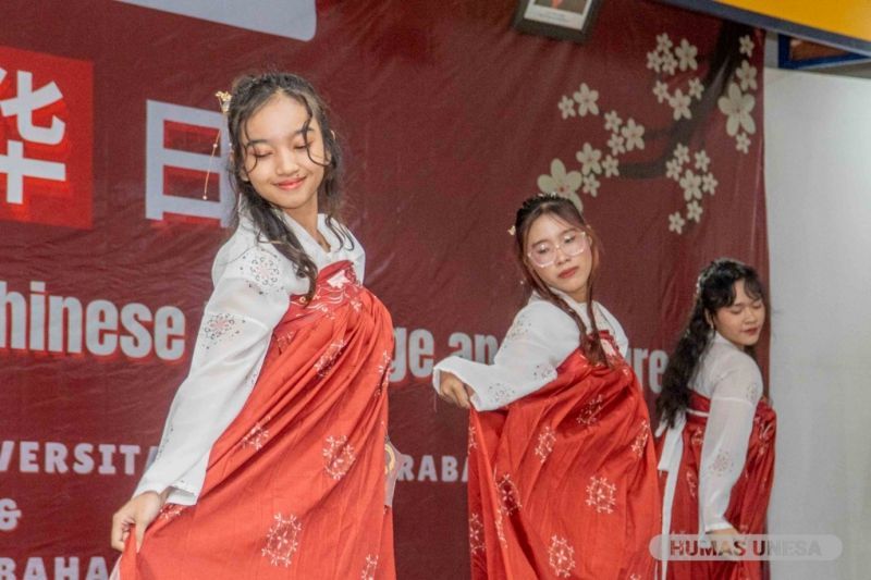 Penampilan mahasiswa prodi Pendidikan Bahasa Mandarin dalam Peringatan Chinese Language Day di UNESA