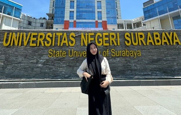 Reva Yunita Angraini Nukrim peserta dari Halmahera Selatan mengabadikan momen usai menjalani tes UTBK di UNESA