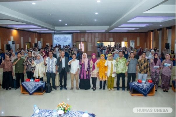 SINERGI: Narasumber berpose bersama pimpinan Fisipol, jajaran koorprodi, dosen, dan mahasiswa Unesa dan Unisza.