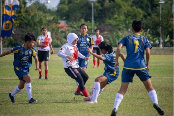 AWAL YANG BAIK: Laga perdana ini menjadi pengalaman bagi skuad sepak bola wanita UNESA untuk kembali dengan performa terbaik pada kompetisi berikutnya.