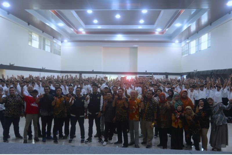 Pimpinan dan dosen Fakultas Vokasi bersama mahasiswa baru pada momen PKKMB.