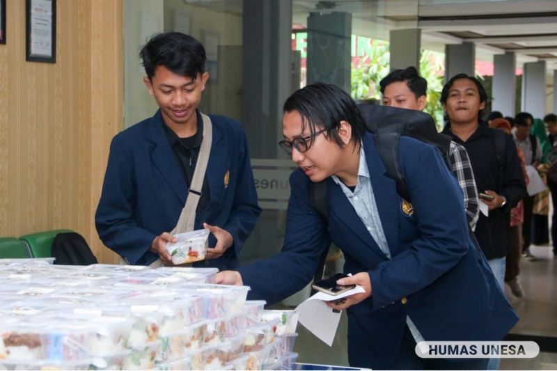 Mahasiswa yang mengikuti UAS satu persatu mengambil paket sarapan di lobi fakultas atau prodinya masing-masing.