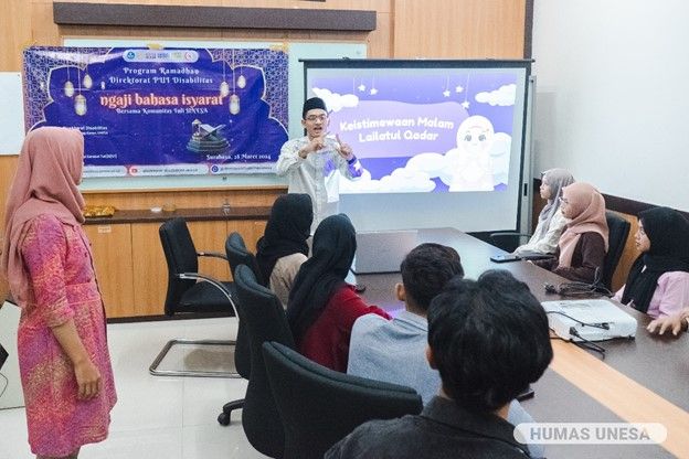 Ketua Kotunesa, Moch Fadillah Akbar saat menjelaskan tentang keistimewaan lailatulqadar dalam program Ngaji Bahasa Isyarat di Ruang Direktorat Disabilitas, Gedung Rektorat, Kampus 2 Lidah Wetan.