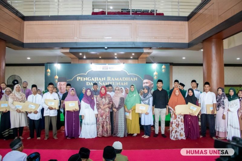 Ketua DWP UNESA Hj. Endah Purnomowati Nurhasan, M.Kes., bersama sejumlah perwakilan Yayasan Panti Asuhan