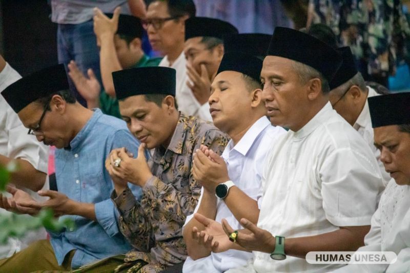 Jajaran pimpinan Universitas Negeri Surabaya pada sesi doa bersama Kiai Marzuki Mustamar dalam Pengajian Ramadan dan Santunan Anak Yatim