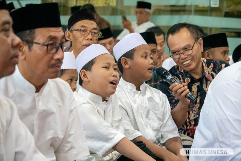 Civitas academica Universitas Negeri Surabaya selawatan hingga buka bersama anak-anak panti asuhan