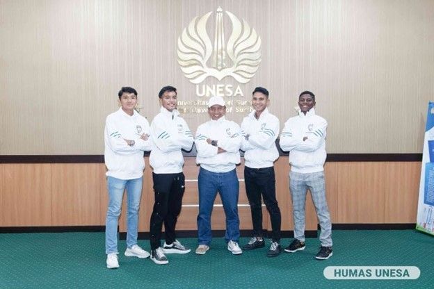 Marselino Ferdinan Philipus bersama atlet sepak bola lainnya saat berkunjung di Universitas Negeri Surabaya (UNESA)
