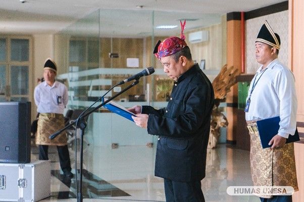 Wakil Rektor Bidang Akademik, Kemahasiswaan, dan Alumni membacakan naskah pidato Mendikbudristek Nadiem Anwar Makarim dalam Upacara Peringatan Hardiknas di UNESA