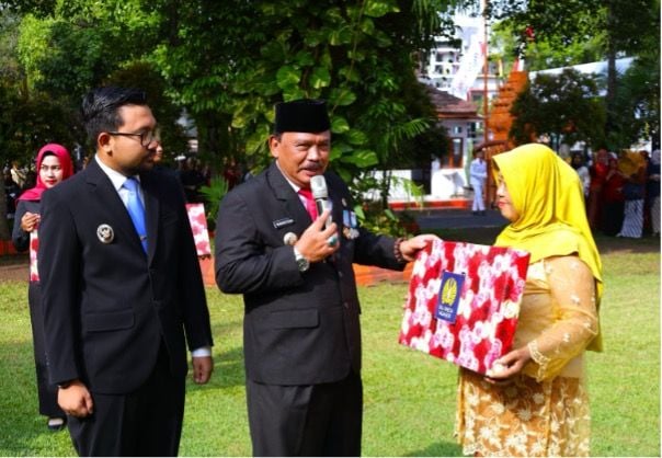 Ketua Harian IKA Unesa, Marhaen Djumadi menyerahkan bantuan berupa sepeda motor dan sepeda listrik kepada guru yang sudah lama mengabdi untuk negeri.
