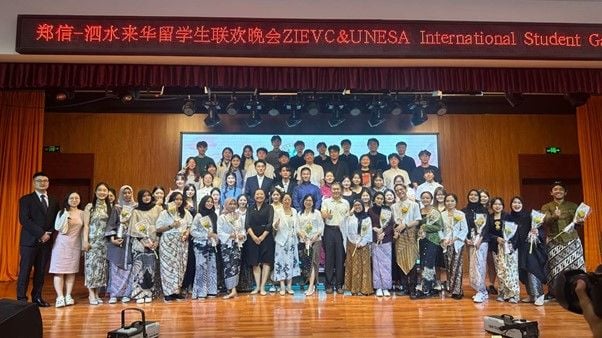 Mahasiswa UNESA jelani program pertukaran dan dosen beri kuliah tamu di Zhengzhou Information Engineering Vocational College. 