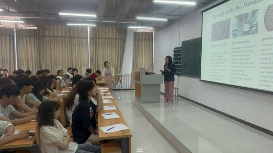 Sesi kuliah tamu oleh Wulan Patria Saroinsong di Zhengzhou Information Engineering Vocational College.