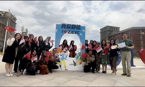 Dosen dan mahasiswa UNESA di Zhengzhou Tiongkok