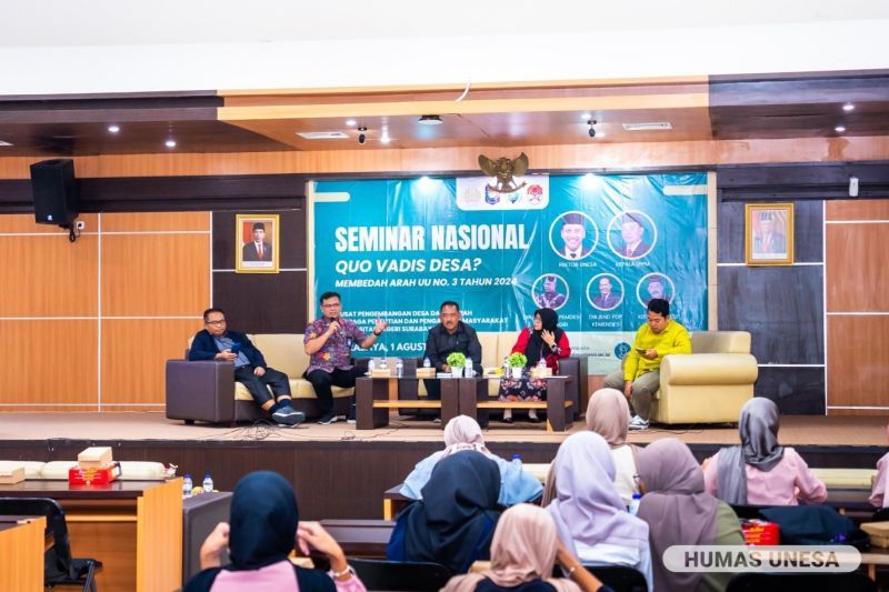 Kepala LPPM UNESA (dua dari kiri) memberikan penguatan dalam Seminar Nasional yang dihadiri peserta dari unsur Bappeda, kepala dan perangkat desa dari berbagai daerah.