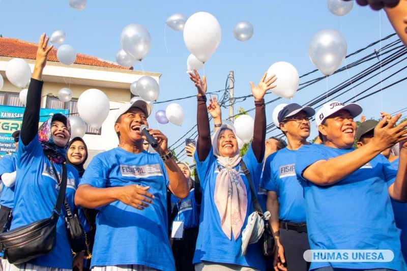 Rektor bersama seluruh jajaran pimpinan selingkung UNESA mengikuti Puncak Pekan Fisipol di Kampus 1 Ketintang Surabaya. 