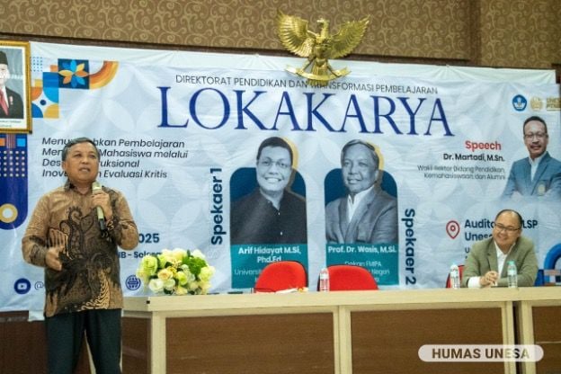 Guru besar (profesor) Fakultas Matematik dan Ilmu Pengetahuan Alam (FMIPA) Unesa, Wasis menyampaikan seputar pembelajaran mendalam dan berdampak dalam Lokakarya DTPTP Unesa.