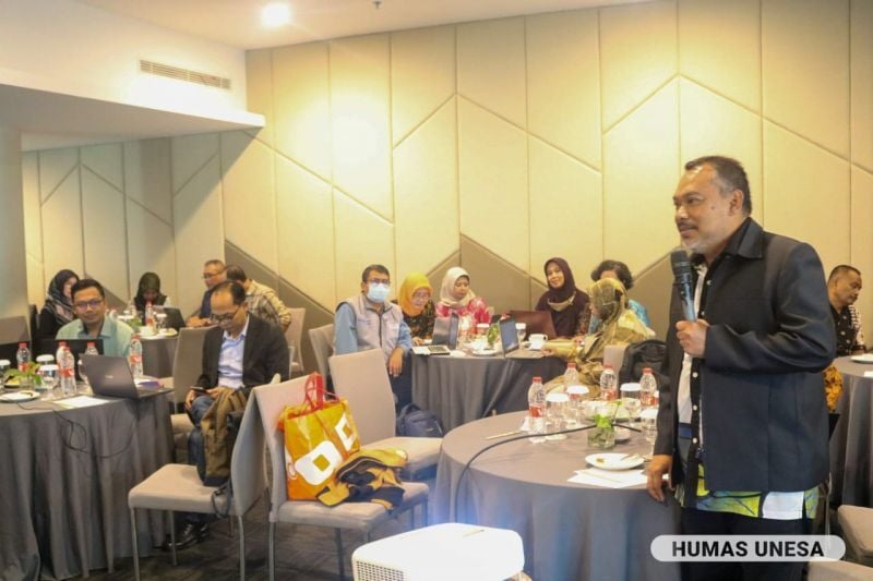 Prof. Dr. Mohd. Hairy Ibrahim pakar dari Malaysia memberikan materi dalam adjunct professor yang diselenggarakan FISIPOL UNESA