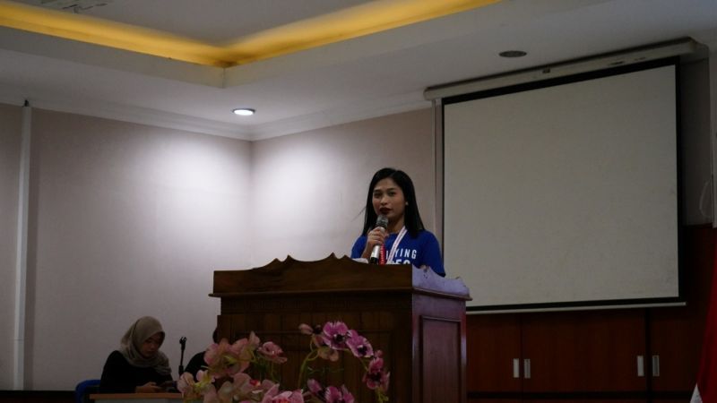 Narasumber kuliah tamu, Berna Grace, dari Batangas State University, Filipina.