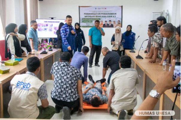 Suasana pelatihan mitigasi bencana dan K3 di UNESA.