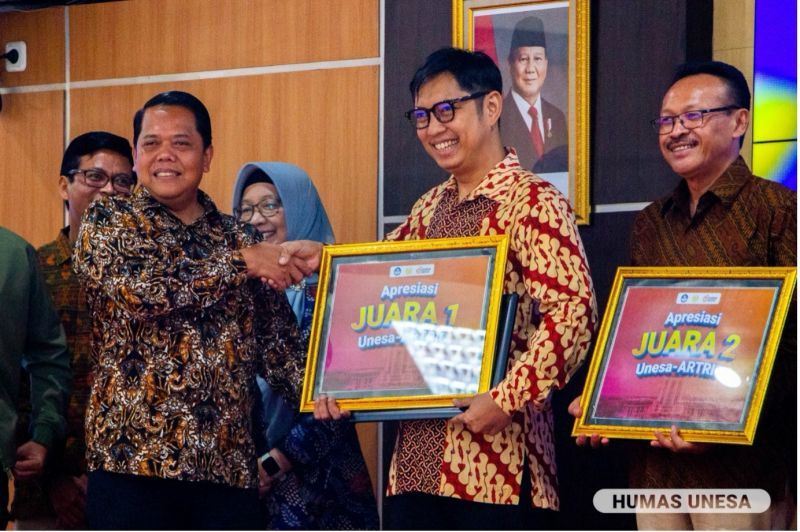 Wakil Rektor III Unesa, Bambang Sigit Widodo memberikan penghargaan kepada lembaga atau instansi yang masuk top 10 pemeringkatan Unesa-Artric 2024 dalam awarding bertajuk Unesa Three (3) Trics.