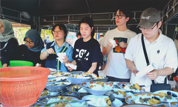 Joo Miseo (tiga dari kanan) dan mahasiswa BIPA asal Korea Selatan (Korsel) lainnya menyiapkan menu buka bersama jajaran bidang 4 Universitas Negeri Surabaya (UNESA) 