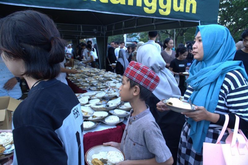 Pengambilan menu buka bersama civitas academica dan warga sekitar di Universitas Negeri Surabaya