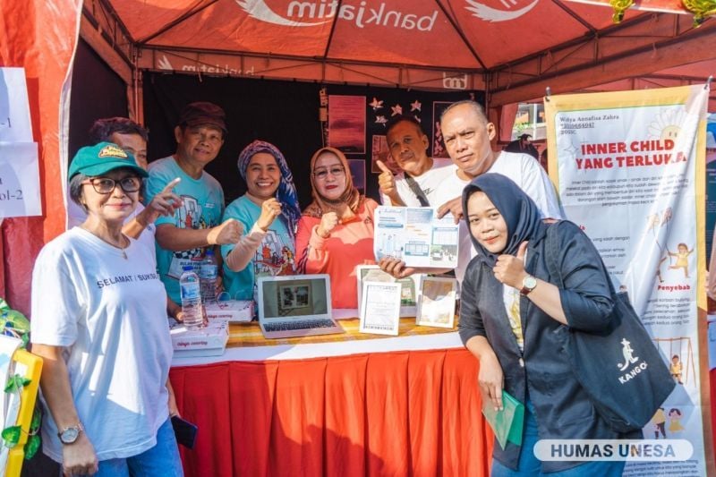 KOMPAK: Tim dosen Universitas Negeri Surabaya (UNESA) pamerkan karya mereka dalam Pameran Bulan Pendidikan.