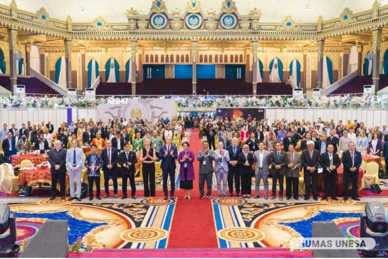 Ratusan delegasi Indonesia dan Prancis memadati GRAHA UNESA dalam pembukaan JWG XIII 2024.
