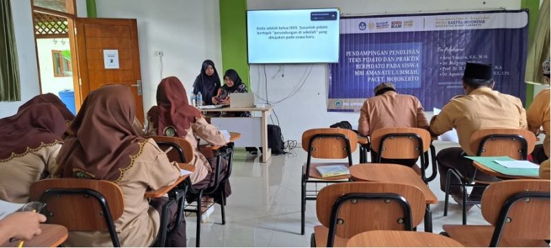 Para siswa belajar keterampilan berpidato langsung dengan pakar UNESA