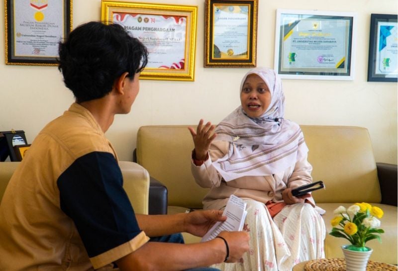 Guru besar Fakultas Ilmu Sosial dan Ilmu Politik (Fisipol), Mutimmatul Faidah sebagai narasumber, bersama Lutfi Akbar, mahasiswa sebagai moderator dalam episode pertama â��Ngabuburit Bareng PPIS.â�� 