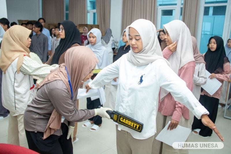 Pemeriksaan ketat dilakukan kepada semua peserta tes. Ada pemeriksaan metal detector, pemeriksaan manual, dan pemeriksaan indentitas atau verifikasi data peserta.