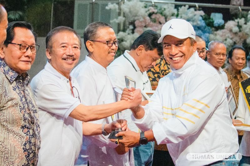 Rektor Unesa Cak Hasan dan Ketua IKA Unesa Bambang DH bersama pada Reuni Akbar di Graha Unesa