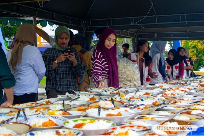 Buka bersama di Unesa menjadi momen yang ditunggu-tunggu civitas dan masyarakat sekitar. Ada ribuan porsi makanan dan takjil yang disiapkan setiap harinya. Ini merupakan wujud komitmen Unesa PTN-BH untuk terus memberi dampak kepada masyarakat sekitar dengan spirit berbagi keberkahan di bulan suci Ramadan.