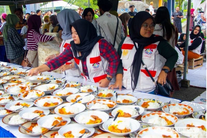 Panitian menyiapkan menu makanan dan takjil dalam agenda buka bersama di Unesa Kampus 2 Lidah Wetan.