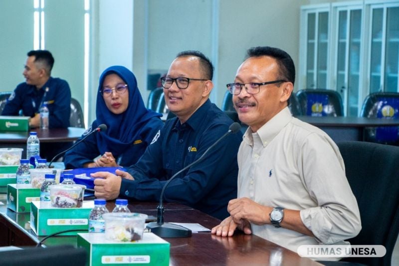 Wakil Rektor Bidang IV UNESA Dr. Martadi, M.Sn., (kanan), dan Koordinator Bidang Layanan Keprotokolan Sekretariat UGM, Haryanto, S.E., M.M., (kiri) serta jajarannya. 