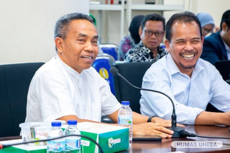 Prof. Dr. Sujarwanto, M.Pd., guru besar bidang manajemen pendidikan khusus UNESA (kiri), dan Dr. Wagino, M.Pd., Direktur Disabilitas UNESA (kanan).