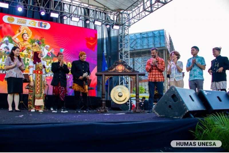 International Cultural Festival UNESA dibuka oleh Wakil Rektor, Wakil Rektor I dan Kepala KUI bersama Konsulat Jenderal Jepang dan Konsulat Jenderal Australia.