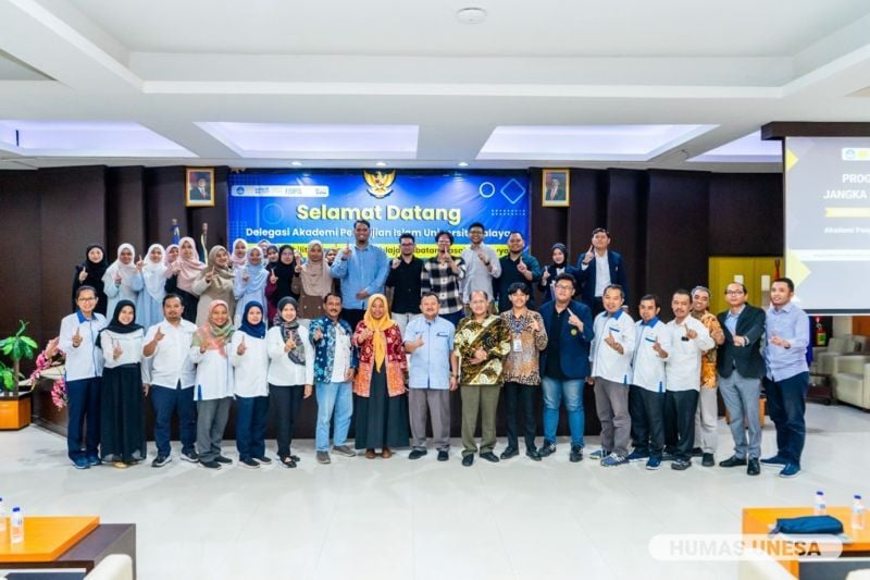 Jajaran pimpinan, kooprodi, dosen, dan mahasiswa Fisipol Unesa bersama delegasi Universiti Malaya Malaysia.