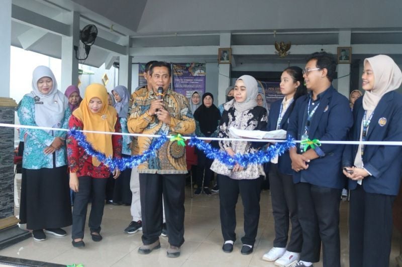 Pembukaan Kegiatan PPK Ormawa HMP Pendidikan Biologi dihadiri kepala dan perangkat desa serta warga setempat.