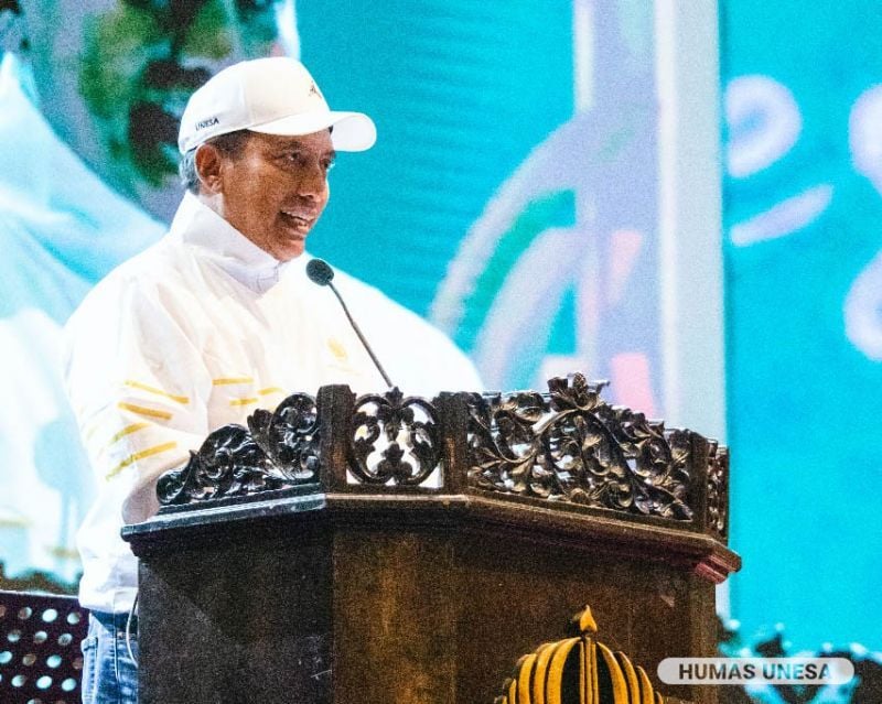 Rektor Unesa Cak Hasan memberikan pidato pembuka pada Reuni Akbar di Graha Unesa 
