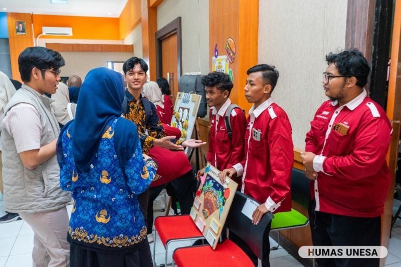 Setiap booth pameran ramai dikunjungi mahasiswa bahkan dosen. Inovasi media pembelajaran ini nantinya akan disebarkan ke sekolah.