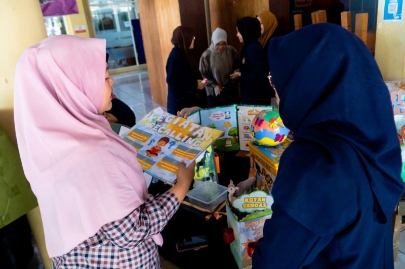 Pengunjung dari kalangan mahasiswa dan dosen menjajaki inovasi di masing-masing booth mahasiswa.