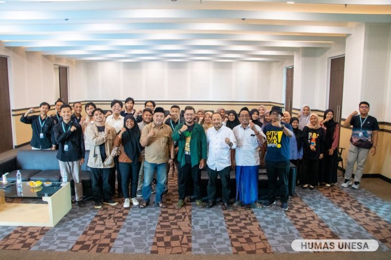 Kasubdit IMBBN (tengah), Ketua Jaringan Gusdurian Surabaya, dan Direktur TV9 foto bersama peserta kegiatan.