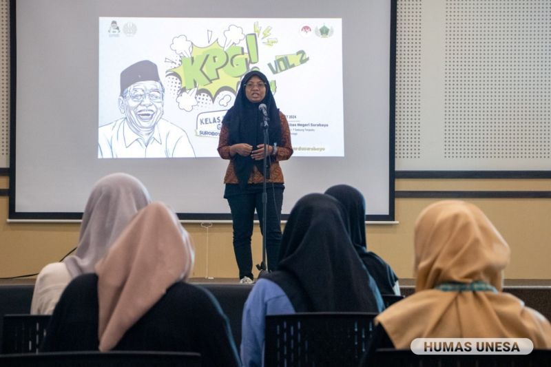 Ketua Jaringan Gusdurian Surabaya dalam sesi materi pemikiran Gus Dur dalam Seminar Bela Negara di UNESA