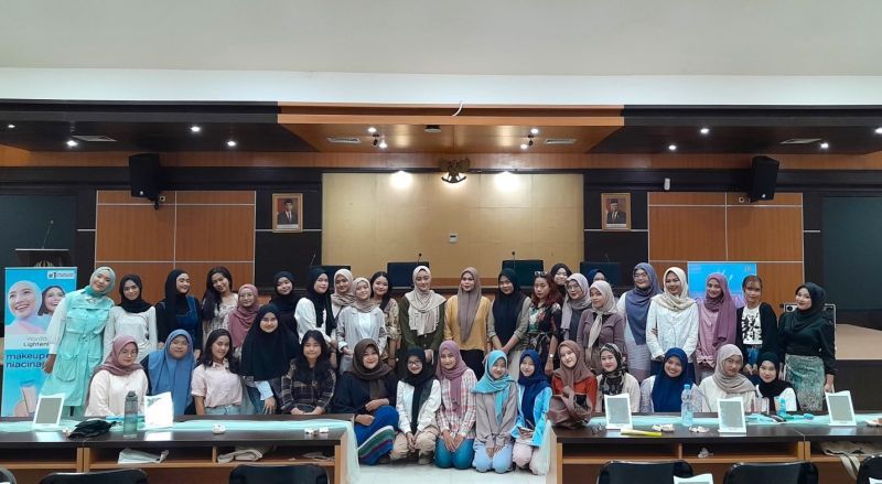 Peserta Beauty Class UNESA dan Wardah foto bersama usai kegiatan di Auditorium Rektorat pada Jumat (8/3/2024)