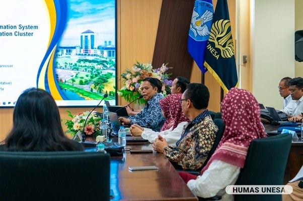 Jajaran pimpinan Unesa, FT dan unit kerja terkait termasuk koordinator dan dosen tiga prodi yang divisitasi hadir dalam konferensi tersebut.