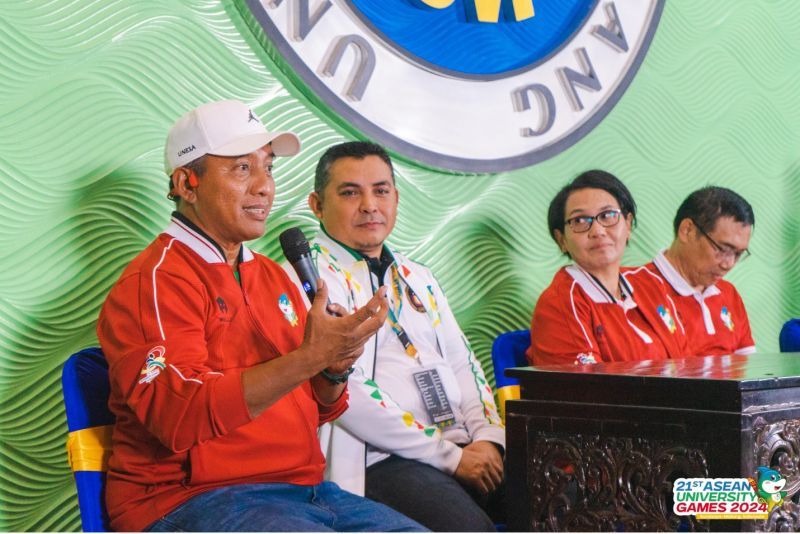 Rektor UNESA Cak Hasan memberikan keterangan persnya dalam konferensi pers di Rektorat, UM pada penutupan AUG XXI 2024.